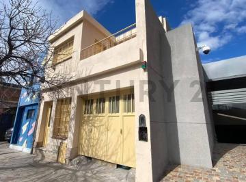 Casa · 132m² · 5 Ambientes · 2 Cocheras · Oportunidad Propiedad de Uso Mixto con Potencial Comercial en Zona Centrica