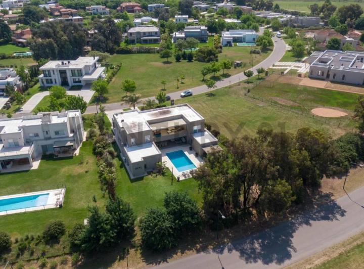 Casa · 622m² · 4 Dormitorios · 1 Cochera