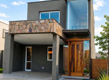 Casa · 192m² · 5 Ambientes · 2 Cocheras · Casa en Venta a Estrenar en Barrio Privado Godoy Cruz