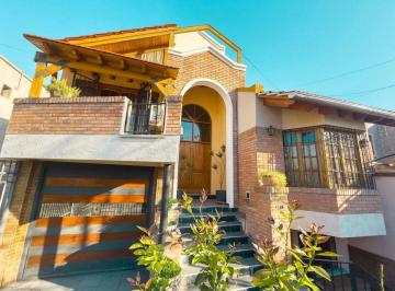 Casa de 8 ambientes, Dorrego · Dorrego B° Cerrado Casa en Venta / 4 Dorm / Oficinas / 3 Baños / Cochera Doble