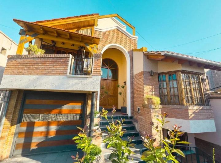 Casa · 267m² · 8 Ambientes · 2 Cocheras