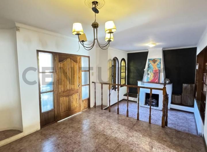 Casa · 255m² · 7 Ambientes · 1 Cochera