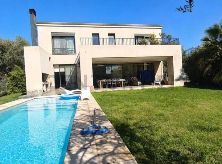 Casa · 410m² · 4 Dormitorios · 2 Cocheras