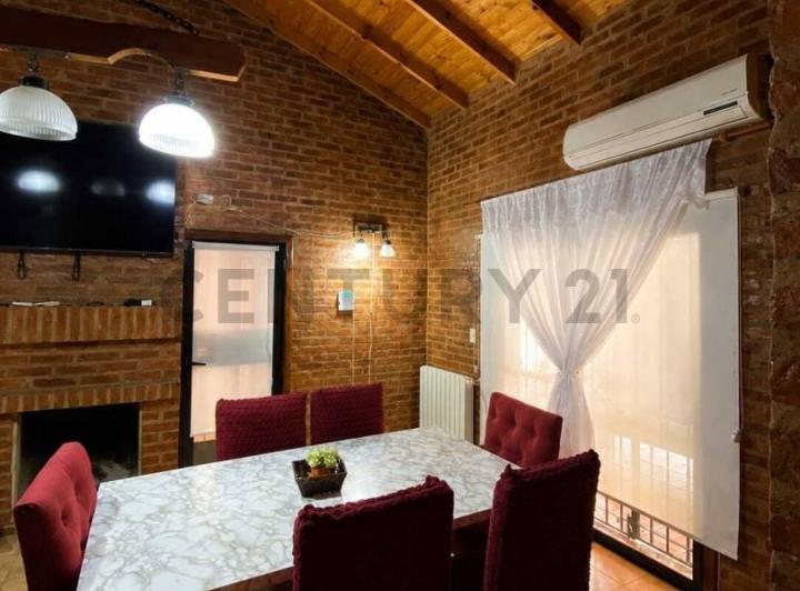 Casa · 165m² · 6 Ambientes · 2 Cocheras