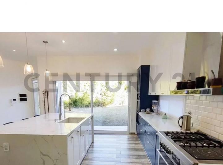 Casa · 301m² · 3 Ambientes · 4 Cocheras