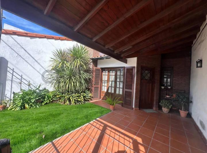 Casa · 200m² · 5 Ambientes · 1 Cochera
