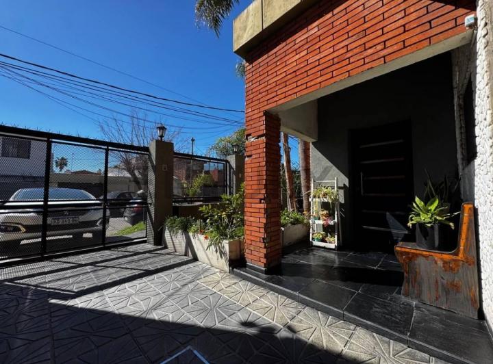 Casa · 180m² · 5 Ambientes · 2 Cocheras
