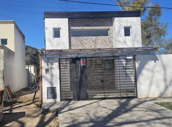 Casa · 80m² · 4 Ambientes · 2 Cocheras