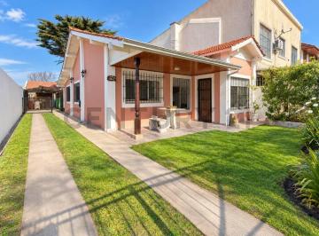 Casa · 167m² · 4 Ambientes · 1 Cochera · Venta de Casa 4 Ambientes con Quincho, Punta Mogotes, Mar del Plata.