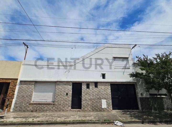 Casa · 165m² · 8 Ambientes · 1 Cochera