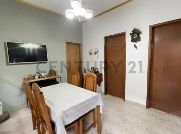Casa · 104m² · 5 Ambientes · 2 Cocheras · Excelente Oportunidad: Terreno Propio - Ideal Vivienda Multifamiliar o Inversion.