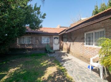 Casa · 220m² · 6 Ambientes · 3 Cocheras · Casa en Venta en Los Hornos 5 Dorm. con Parque Parrilla Quincho