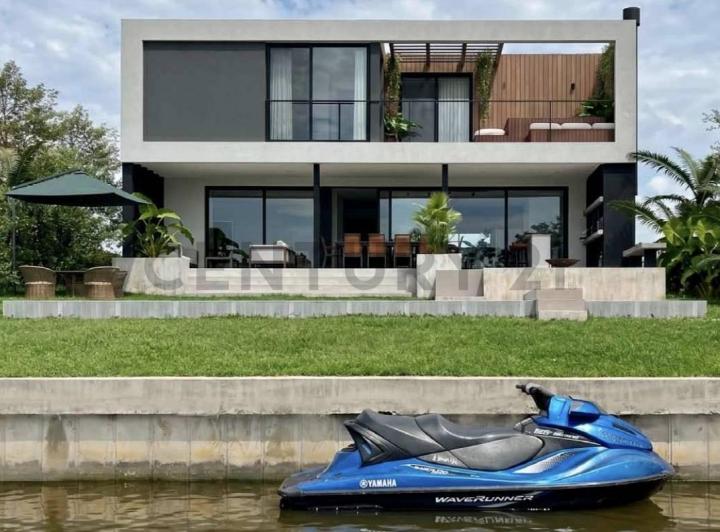 Casa · 229m² · 6 Ambientes · 3 Cocheras