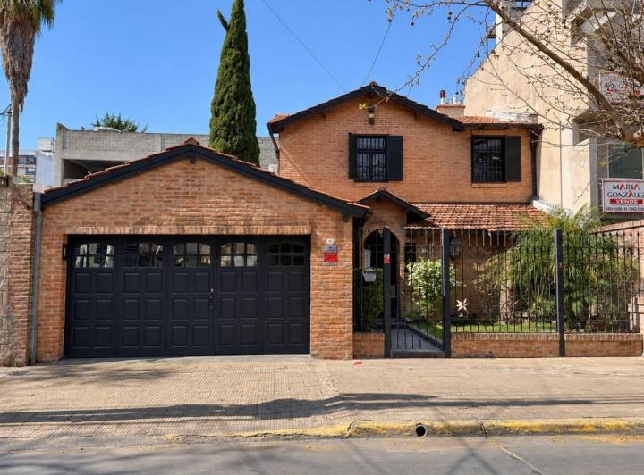 Casa · 295m² · 6 Ambientes · 3 Cocheras