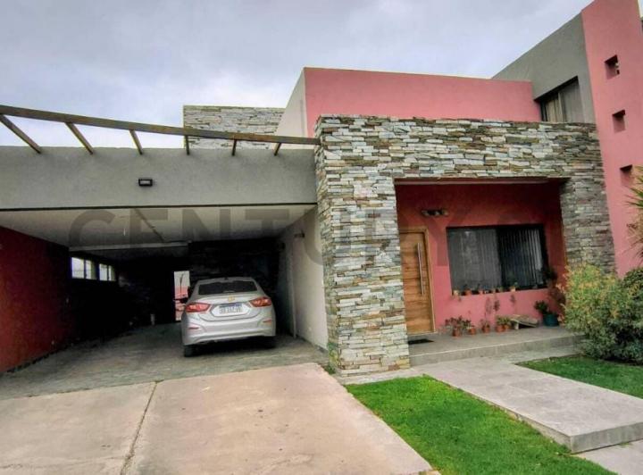 Casa · 220m² · 6 Ambientes · 3 Cocheras