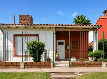 Casa · 64m² · 2 Ambientes · 1 Cochera · Casa en Esquina con Jardín y Entrada Para Auto en Bella Vista | Excelente Ubicac