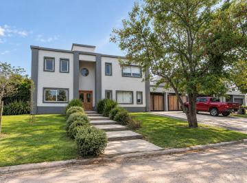 Casa · 209m² · 8 Ambientes · 2 Cocheras · Casa en Venta en El Cantón Norte – Espejo de Agua – 4 Dorm. + Dependencia