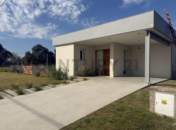 Casa · 120m² · 3 Ambientes · 2 Cocheras · Club Zen Barrio Cerrado - Casa con Pileta en Venta
