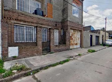 Casa · 158m² · 4 Ambientes · 3 Cocheras · Venta Casa a Reciclar 3 Ambientes Cochera Patio Lanús Oeste