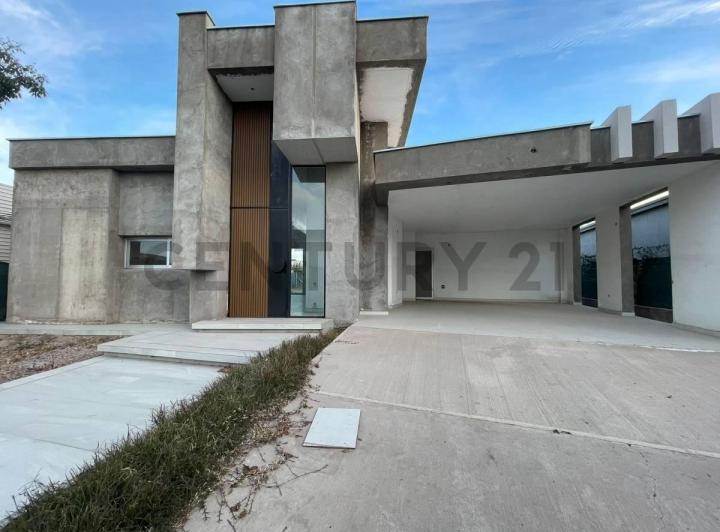 Casa · 300m² · 8 Ambientes · 2 Cocheras
