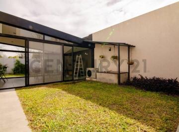 Casa · 190m² · 5 Ambientes · 2 Cocheras · Venta Casa de 3 Dorm. con Pileta Climatizada en Funes