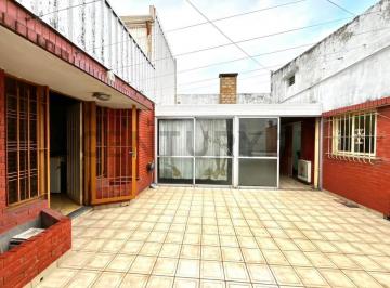 Casa · 233m² · 4 Ambientes · 2 Cocheras · Casa con Local, Quincho y Cochera en Venta – Ensenada