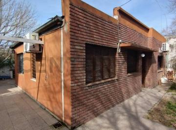 Casa · 71m² · 4 Ambientes · 1 Cochera · Casa a Refaccionar en Venta en City Bell 3 Dorm.