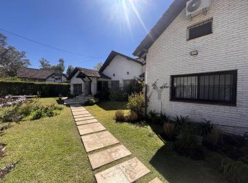Casa · 271m² · 6 Ambientes · Casa de 5 Dorm. en Barrio Villa Traful – Bella Vista
