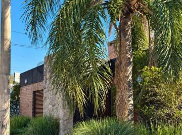 Casa · 255m² · 6 Ambientes · 2 Cocheras · Venta Casa Amplia con Jardín, Pileta y Garage Doble – Barrio Urca