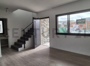 Casa · 161m² · 5 Ambientes · 2 Cocheras · Casa Tipo Dúplex 5 Ambientes con Jardín Privado en Pilar