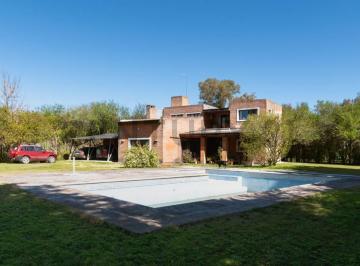 Casa · 208m² · 4 Ambientes · 2 Cocheras · Venta Casa Quinta con Piscina y Gran Parque Comarca del Sol Exaltacion de La Cru