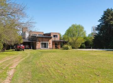 Casa · 208m² · 4 Ambientes · 2 Cocheras · Venta Casa Quinta con Piscina y Gran Parque Comarca del Sol Exaltacion de La Cru