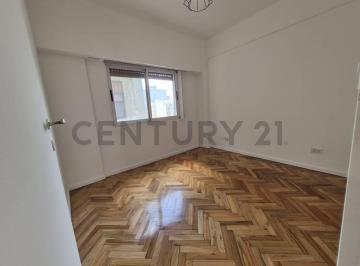 Departamento · 56m² · 3 Ambientes · Alquiler Tres Ambientes en Almagro - Balcón Corrido Piso Alto Al Frente