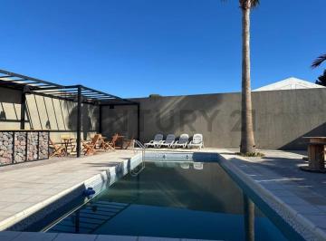 Casa · 250m² · 3 Ambientes · 1 Cochera · Quinta Para Eventos en Venta