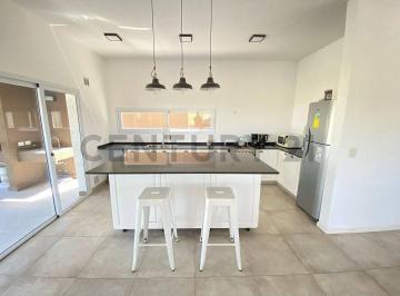 Casa · 221m² · 4 Ambientes · 2 Cocheras · Venta Casa 4 Ambientes con Pileta | Barrio Norte, Tres Pinos, General Rodríguez