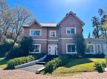 Casa · 220m² · 6 Ambientes · Casa en Venta en Las Acacias | Lote 1.557 m² | Pileta | 5 Dorm.