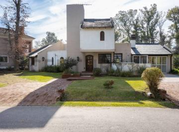 Casa · 130m² · 4 Ambientes · 1 Cochera · Venta Casa 4 Ambientes - Praderas de Lujan - Apto Credito - Permuta