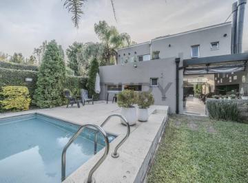 Casa · 204m² · 5 Ambientes · 1 Cochera · Venta Casa 5 Ambientes Sobre Lote Propio con Pileta | Villa Udaondo – Apto Crédi