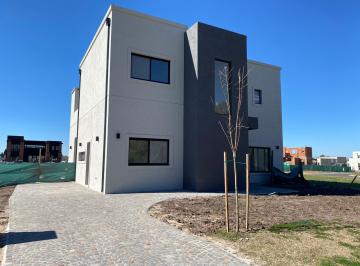 Casa · 170m² · 5 Dormitorios · 4 Cocheras · Casa 6 Ambientes en Santa Sofia Calidad Premium