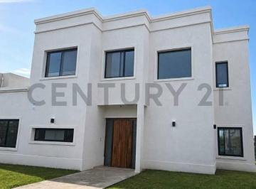 Casa · 240m² · 5 Ambientes · 2 Cocheras · Venta Casa 5 Ambientes Barrio Norte El Cantón Escobar Pileta Vista Al Lago