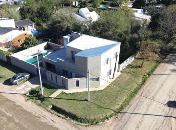 Casa · 150m² · 4 Ambientes · 1 Cochera · Casa Moderna de 3 Habitaciones con Pileta. Venado Tuerto