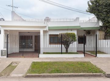 Casa · 89m² · 4 Ambientes · 1 Cochera · Casa 4 Ambientes Apta Crédito Sobre Lote de 242 m² | Cochera, Gran Parque y Pote