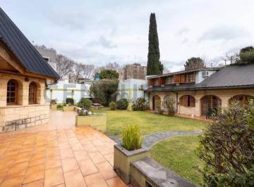 Casa · 379m² · 7 Ambientes · 6 Cocheras · Propiedad Única C/gran Jardín y Cocheras | Centro San Martín. Permuta
