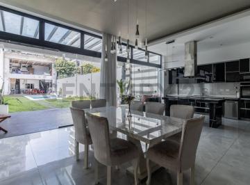 Casa · 290m² · 5 Ambientes · Venta - Permuta Hermosa Casa de 5 Ambientes en Villa del Parque
