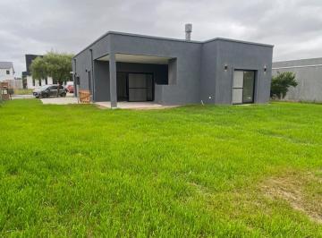 Casa · 104m² · 4 Ambientes · 3 Cocheras · Casa Desarrollada en Una Planta