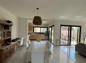 Casa · 234m² · 5 Ambientes · 2 Cocheras · Casa Moderna de Excelente Calidad en Venta – Venado Tuerto