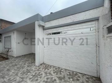 Casa · 103m² · 5 Ambientes · Casa 2 Dorm. Remodelada - Cochera y Patio en Barrio Centro América