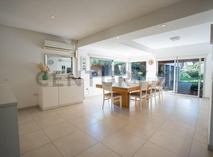 Casa · 225m² · 5 Ambientes · 2 Cocheras