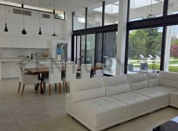Casa · 191m² · 5 Ambientes · 3 Cocheras · Venta Casa de Categoría en La Cándida Club de Campo | 4 Dorm. | Piscina Cl