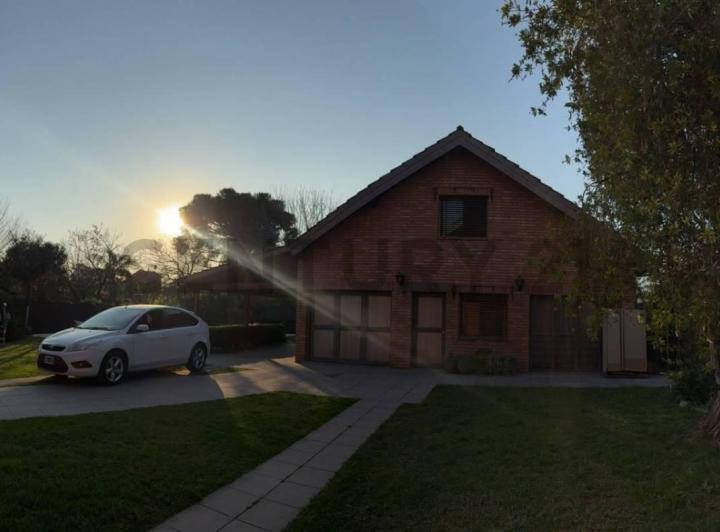 Casa · 280m² · 5 Ambientes · 3 Cocheras
